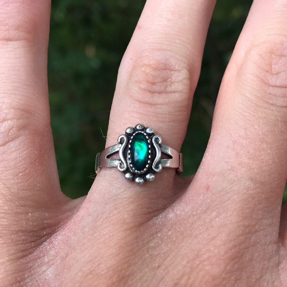 🌻 3/25 🌻 Vintage Faux Opal Ring Size 5.75